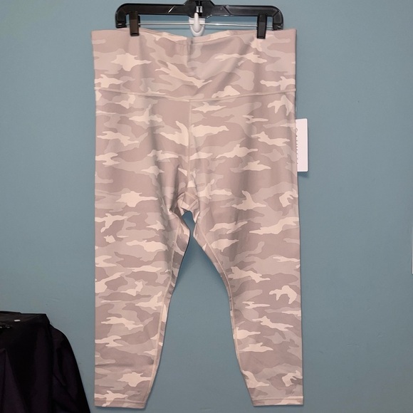 Athleta Elation Camo Tight 7/8 Length in Taupe Size 2X - Picture 1 of 7